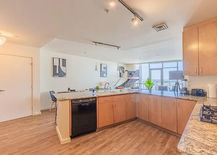 Luxury 1br Dt Highrise, Pool, Gym, Parking, W-d, Golf