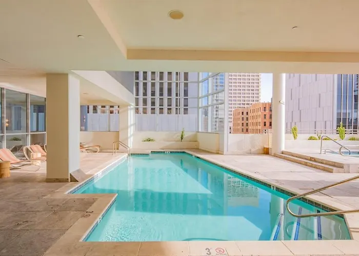 Luxury 1br Dt Highrise, Pool, Gym, Parking, W-d, Golf