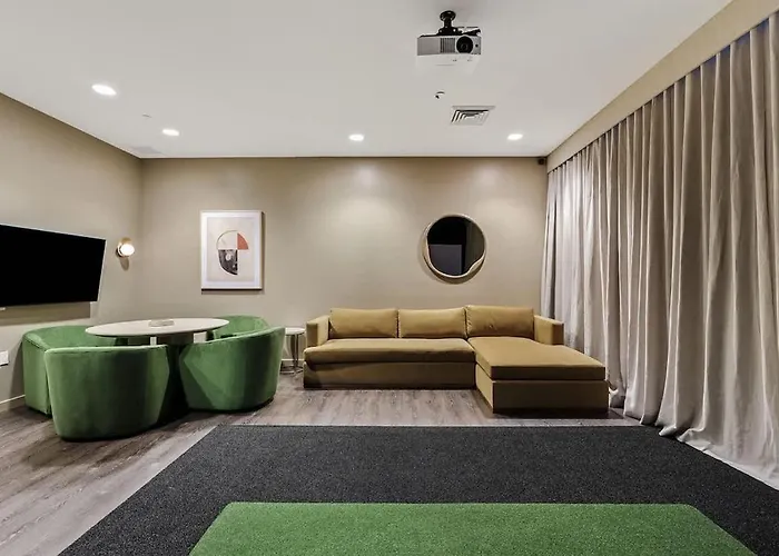 Luxury 1br Dt Highrise, Pool, Gym, Parking, W-d, Golf Apartment