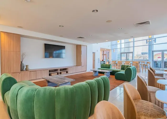 Apartment Luxury 1br Dt Highrise, Pool, Gym, Parking, W-d, Golf