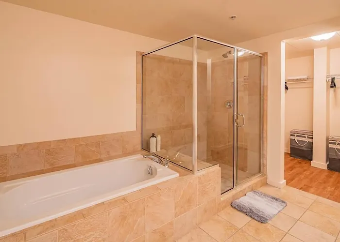 Apartment Luxury 1br Dt Highrise, Pool, Gym, Parking, W-d, Golf *