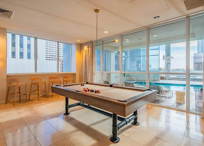 Luxury 1br Dt Highrise, Pool, Gym, Parking, W-d, Golf