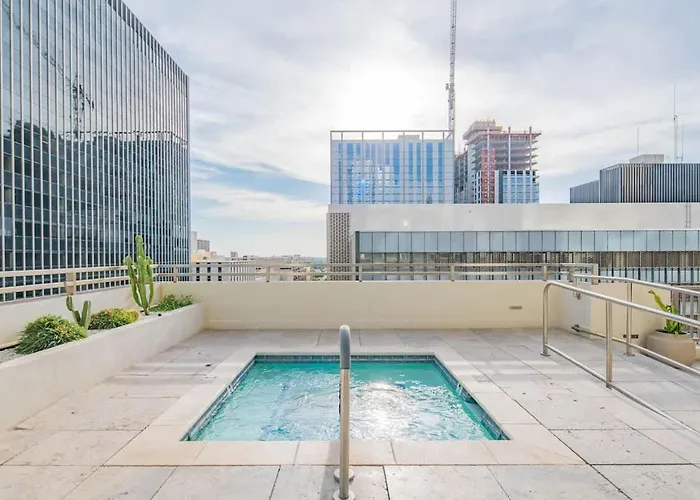 Apartment Luxury 1br Dt Highrise, Pool, Gym, Parking, W-d, Golf