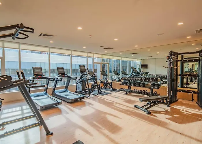 Luxury 1br Dt Highrise, Pool, Gym, Parking, W-d, Golf Apartment *
