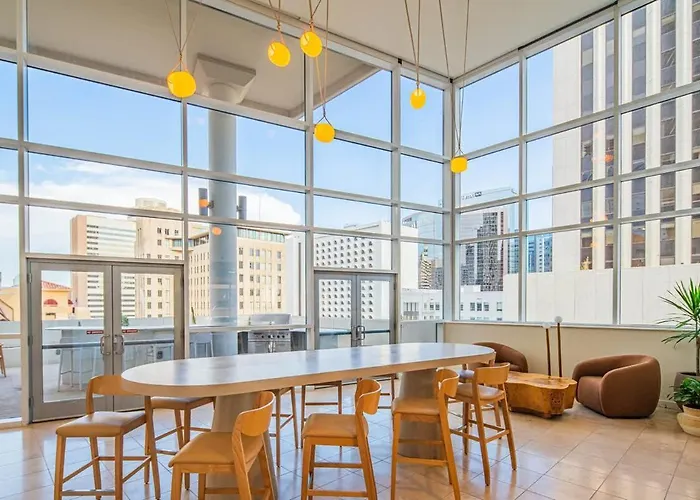 Luxury 1br Dt Highrise, Pool, Gym, Parking, W-d, Golf Phoenix
