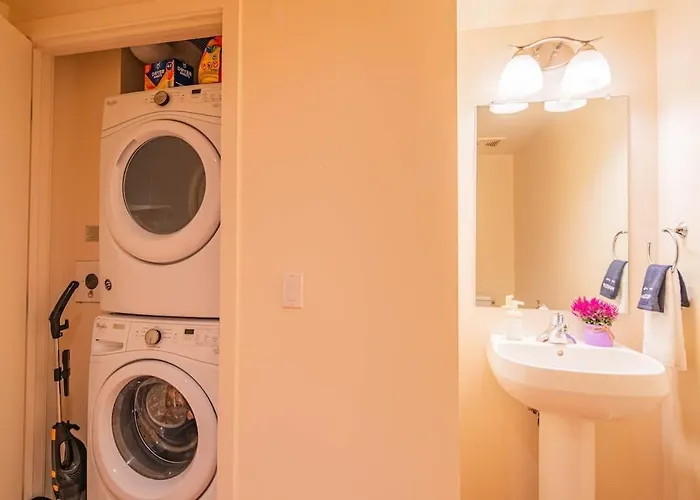 Apartment Luxury 1br Dt Highrise, Pool, Gym, Parking, W-d, Golf