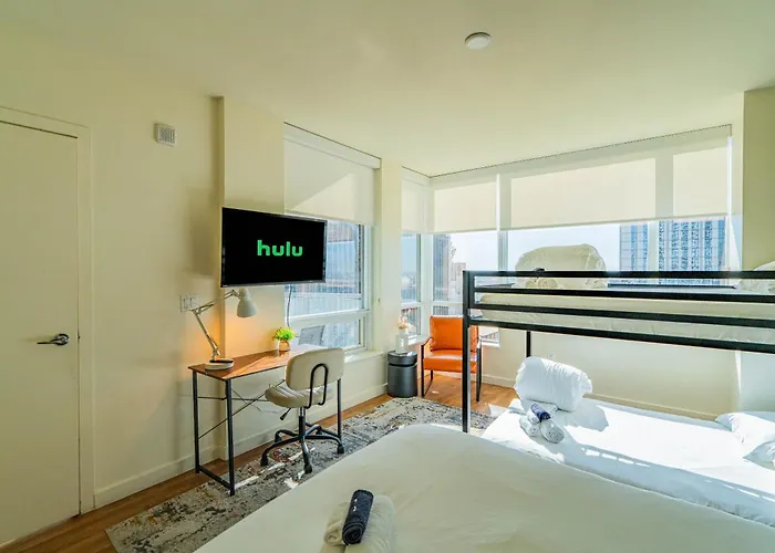 Apartment Luxury 1br Dt Highrise, Pool, Gym, Parking, W-d, Golf *