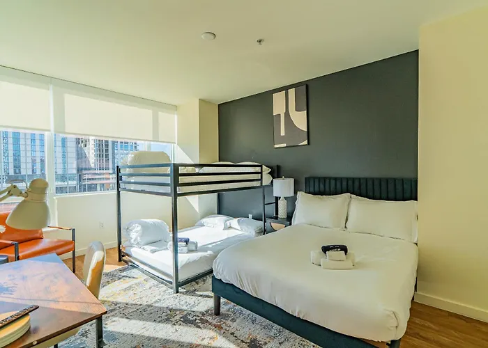 Luxury 1br Dt Highrise, Pool, Gym, Parking, W-d, Golf Apartment